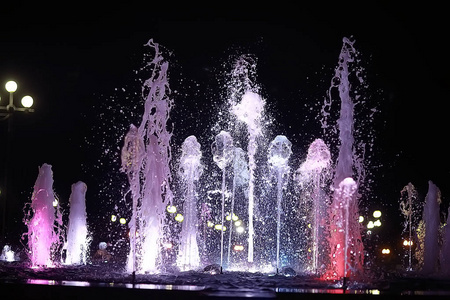 喷泉中的彩色水射流, 城市夜景照明