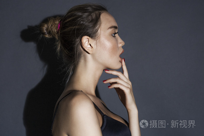 身穿黑色胸罩的美丽周到模型侧面肖像照片-正版商用图片0azn1s-摄图新