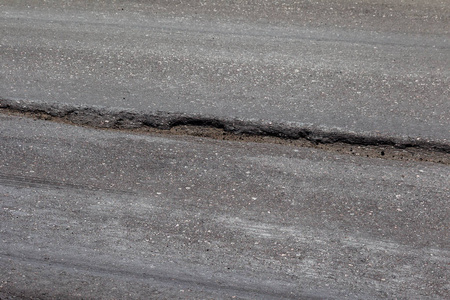 灰暗道路下的风险：老化磨损和修复的孔洞