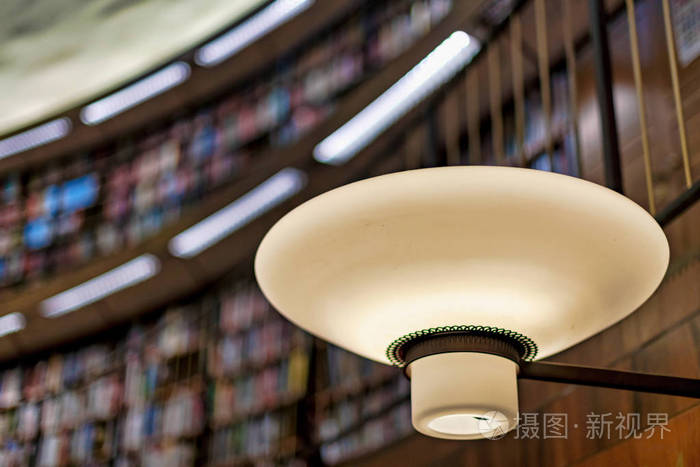 美丽的灯光照亮图书馆与温暖的光瑞典