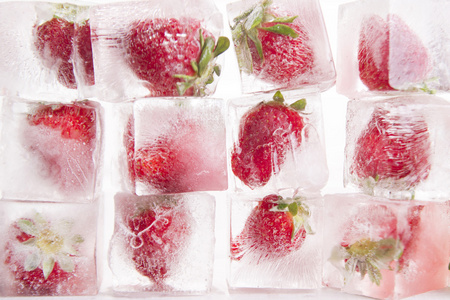冰块与草莓图片