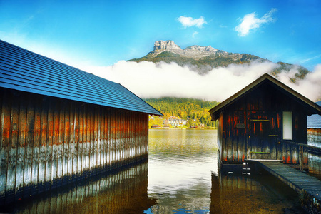 薄雾和阳光明媚的早晨在 Altaussee 村。阳光明媚的秋景在清晨。地点 奥地利施蒂里亚 Liezen 区 Altausse