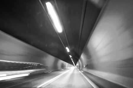 汽车在一条隧道慢快门速度