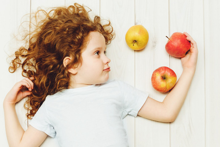 黄色的红苹果图片