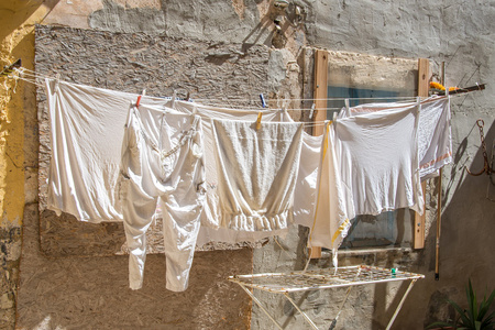 洗衣悬挂晾干墙前电线上非常溺爱照片