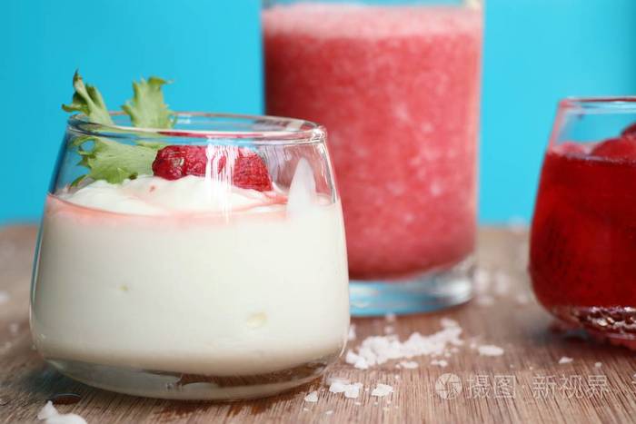 草莓奶昔配酸奶