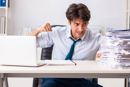勤奋进取超负荷的忙碌的员工, 工作和文件过多照片