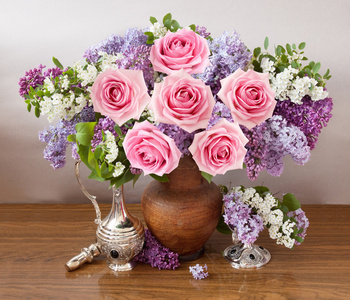 静物艺术背景紫丁香鲜花与玫瑰