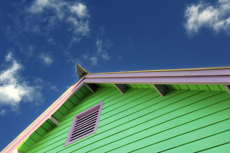 在典型加勒比的鲜艳的颜色在总督的粉刷房子