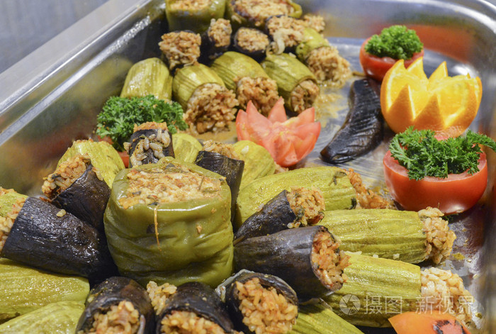 卓玛在东方餐厅自助餐填满蔬菜