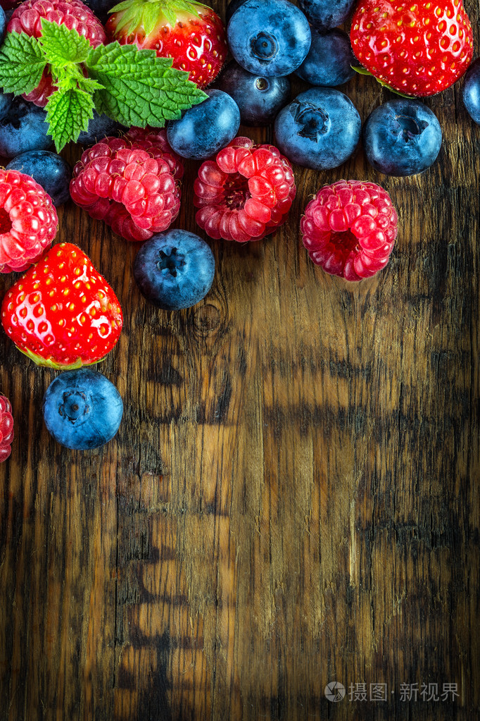 木制的背景或表上的浆果.蓝莓, 树莓, 草莓, 森林水果