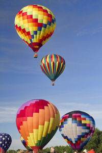 五颜六色的热气球升空图片