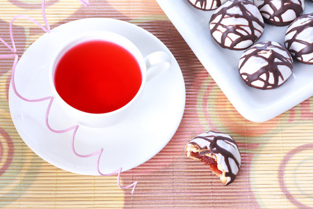 杯茶和巧克力装饰蛋糕冰的香料