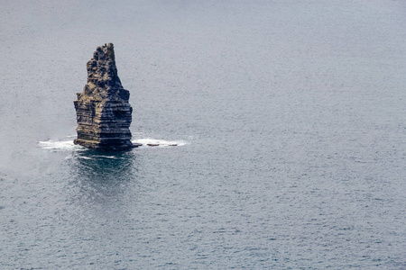 莫赫尔杜林克莱尔爱尔兰的悬崖上的岩石