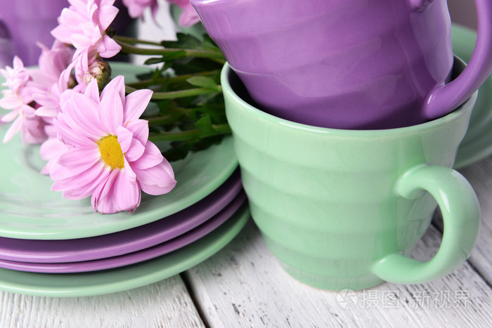 杯子和茶碟与花