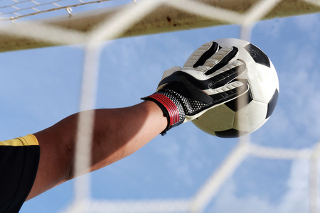 守门员的手到达脚球平面设计彩色的矢量图的概念,为