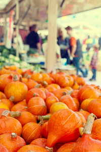 在市场上的橙色 pumkins