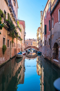 意大利威尼斯狭窄运河中的小船