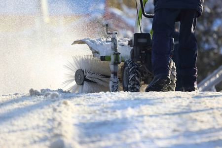 专用除雪机清理道路