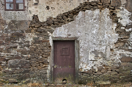老石头墙与门
