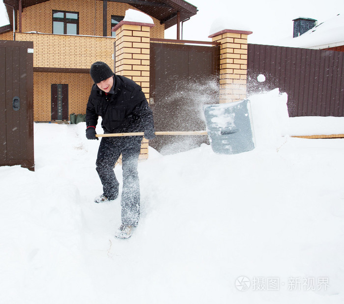 男人清理雪铲