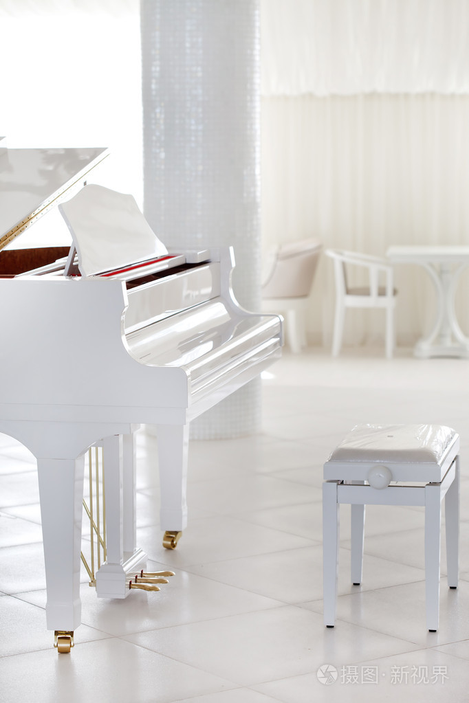 白色钢琴