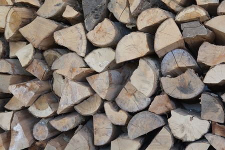 一堆木头的壁炉