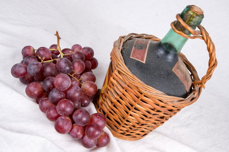葡萄和葡萄酒瓶