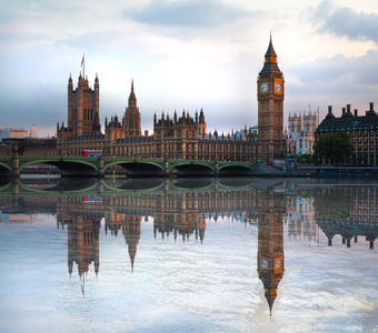 伦敦日落。大笨钟和议会两院