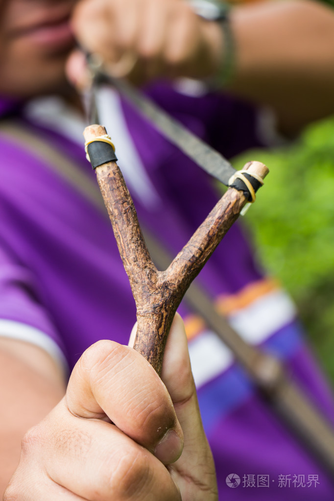 男子持弹弓在手