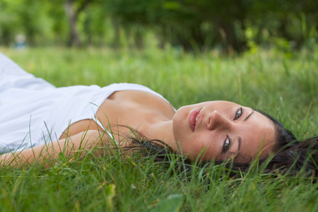 女孩躺在草地上的肖像