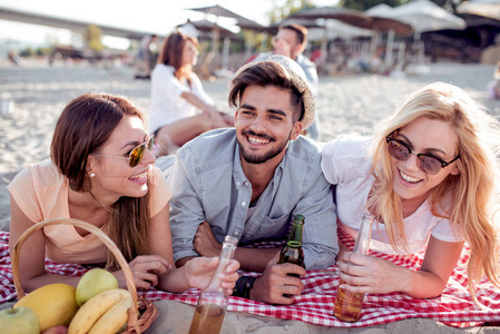 夏季, 节假日, 旅游, 人的概念一群微笑的朋友在海滩上的啤酒瓶无比