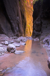 峡谷小溪和河流