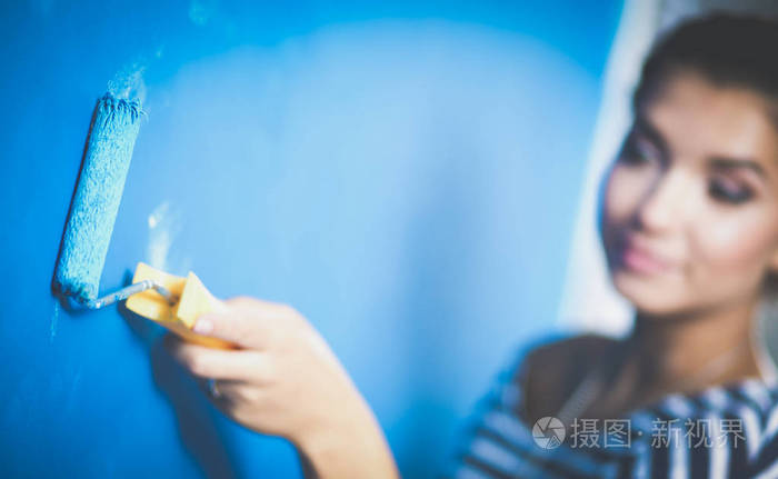 快乐美丽的年轻女子做的墙壁上画