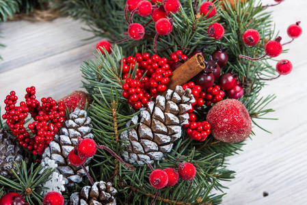 圣诞花环的松树与红色元素的白色木质背景。圣诞冬季的框架。白色木质背景