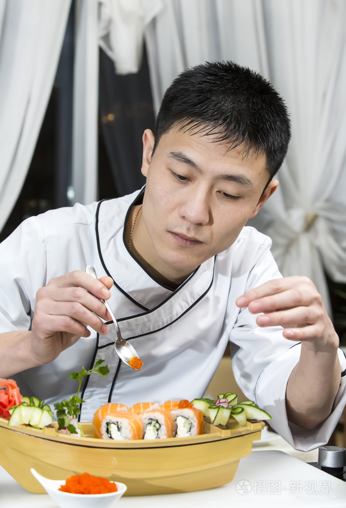 日本厨师准备一顿饭