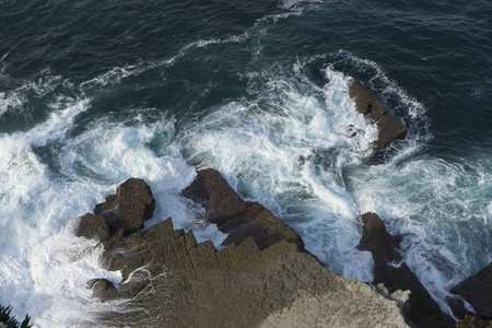 风景, 悬崖, 鸟瞰岩石的海浪击中海, 坎塔布利亚, 西班牙