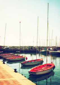 浪漫与游艇的码头。复古的滤波的图像