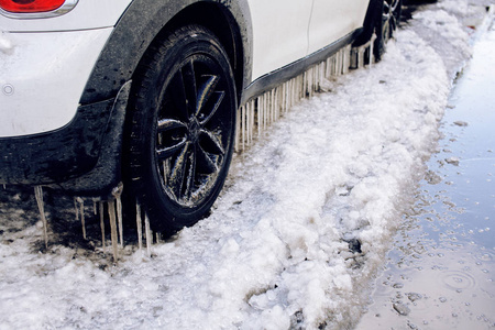 关闭在 iciles 的汽车, 大量的水和雪, 献上的照片