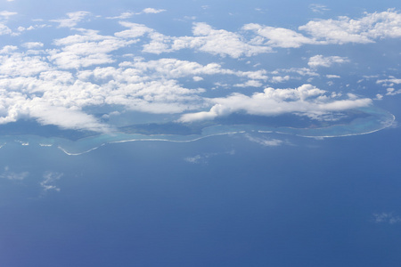 海洋海岸高观点和明亮的蓝色天空