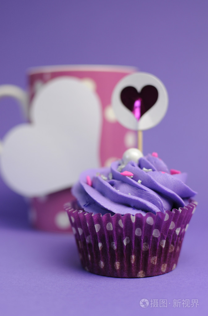 茶馆或婴儿淋浴方函数的紫红色紫色装饰的蛋糕