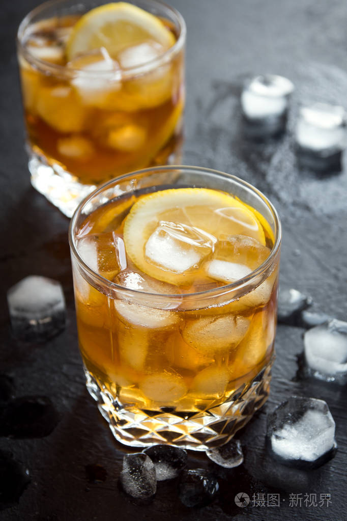 威士忌高球鸡尾酒与柠檬和冰块在黑色背景, 复制空间