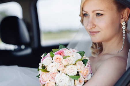 漂亮的新娘，在一辆车的画像。一个非常害羞的新娘，在车窗外的特写肖像