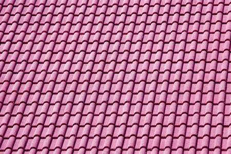 房子屋顶上的装饰粉红色瓷砖