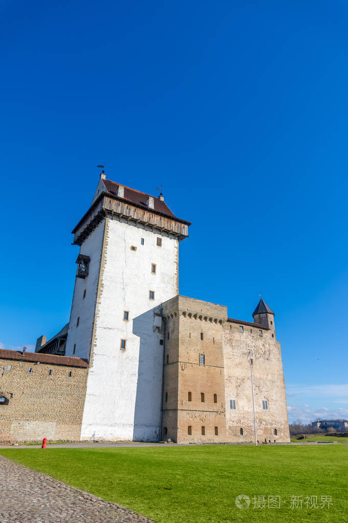 赫尔曼城堡门面在晴朗的天, 纳尔瓦, 爱沙尼亚.