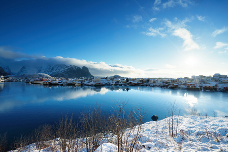 在赖村，罗弗敦群岛，挪威的雪