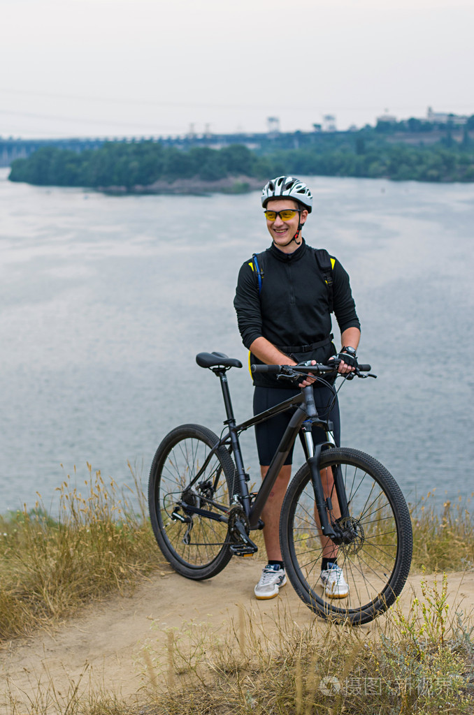 一辆山地自行车的年轻自行车骑手