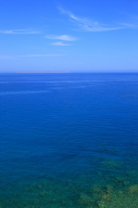 海景蓝色水域和天空满足在地平线上