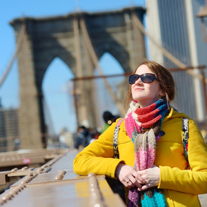 女人在布鲁克林大桥上观光
