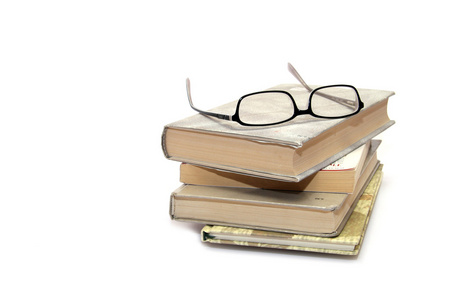 书籍堆栈与眼镜